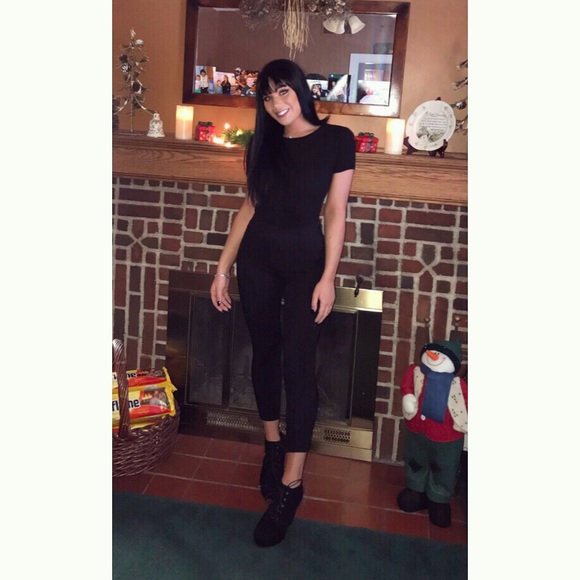 Hi! I’m Amanda - welcome to my closet! - Picture 7 of 8